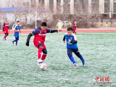 内蒙古草原足球小将风雪中竞技