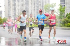 遵义马拉松开跑 1.2万名跑者竞速“贵州最速赛道”